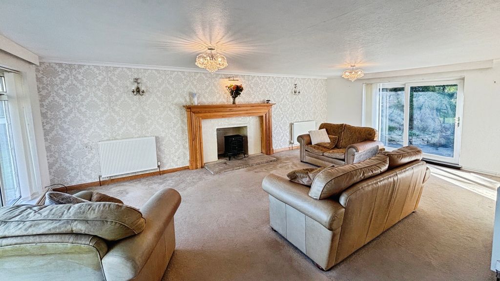 Property photo 3 of 21 Lounge