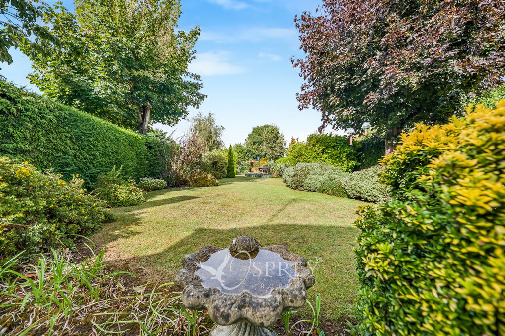 Property photo 2 of 21 Garden