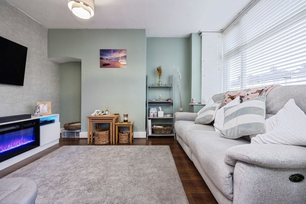 Property photo 3 of 17 Lounge 2