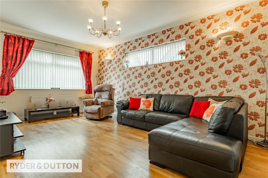 Property photo 3 of 32 Lounge