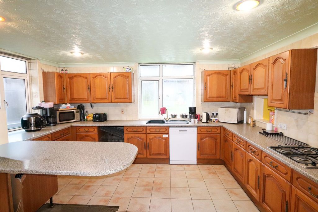 Property photo 2 of 23
