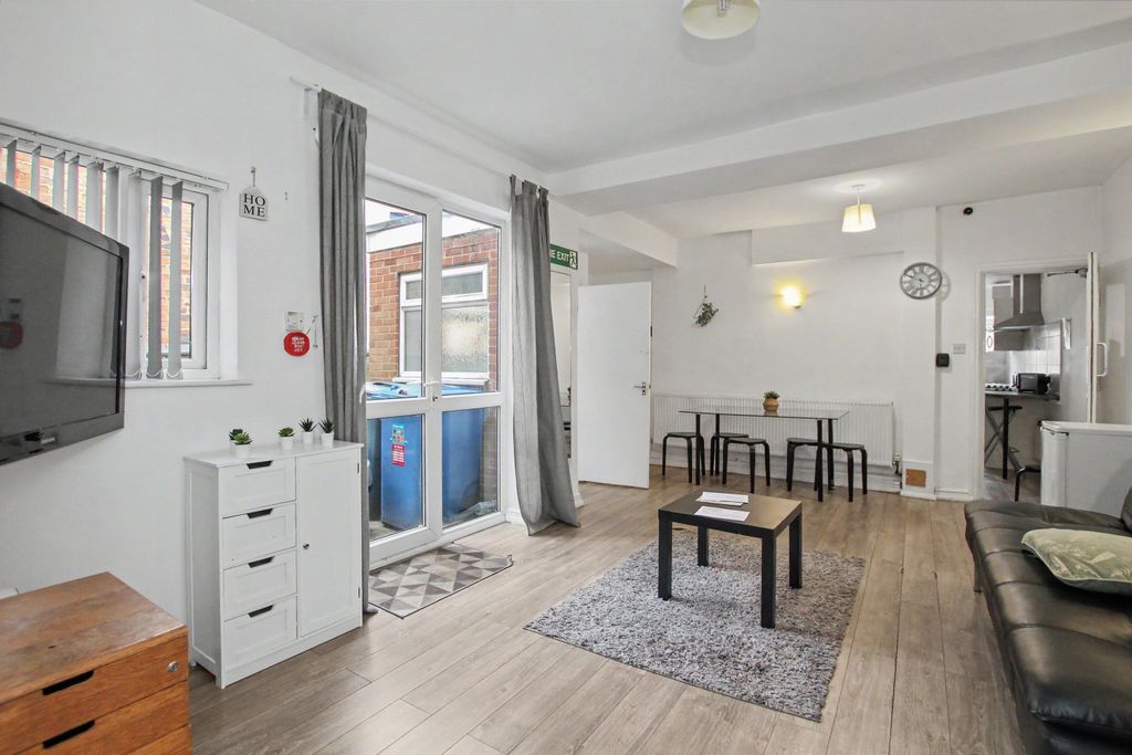 Property photo 2 of 22 17 Charnwood Street, Derby, De1 2Gu