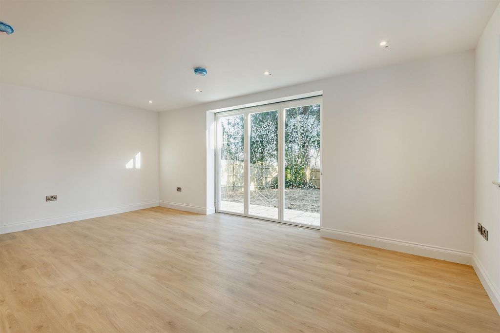 Property photo 3 of 12 8674000-Interior24-800.Jpg