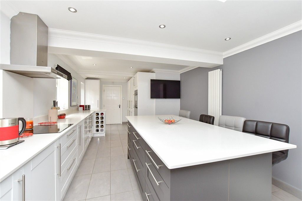 Property photo 3 of 19 Kitchen/Breakfast Room