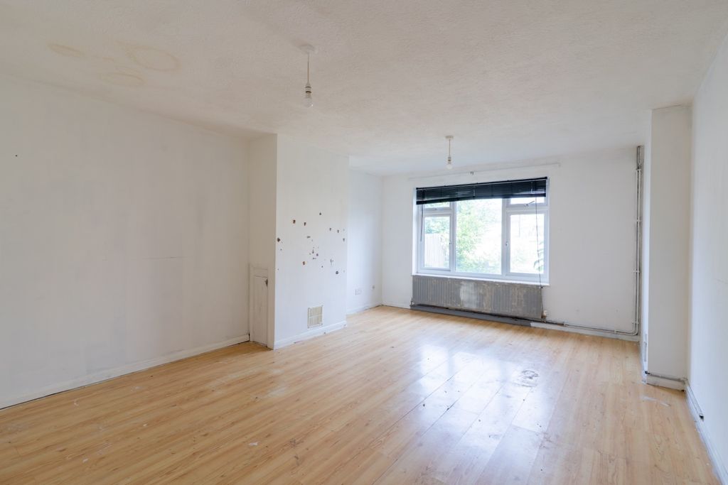 Property photo 2 of 18 5185144