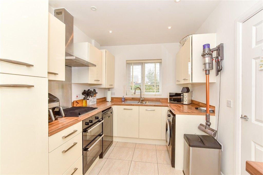 Property photo 3 of 10 Kitchen