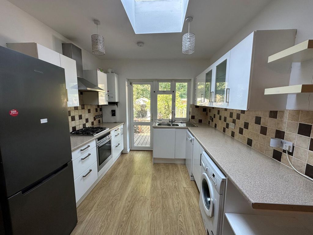 Property photo 3 of 11 Kitchen