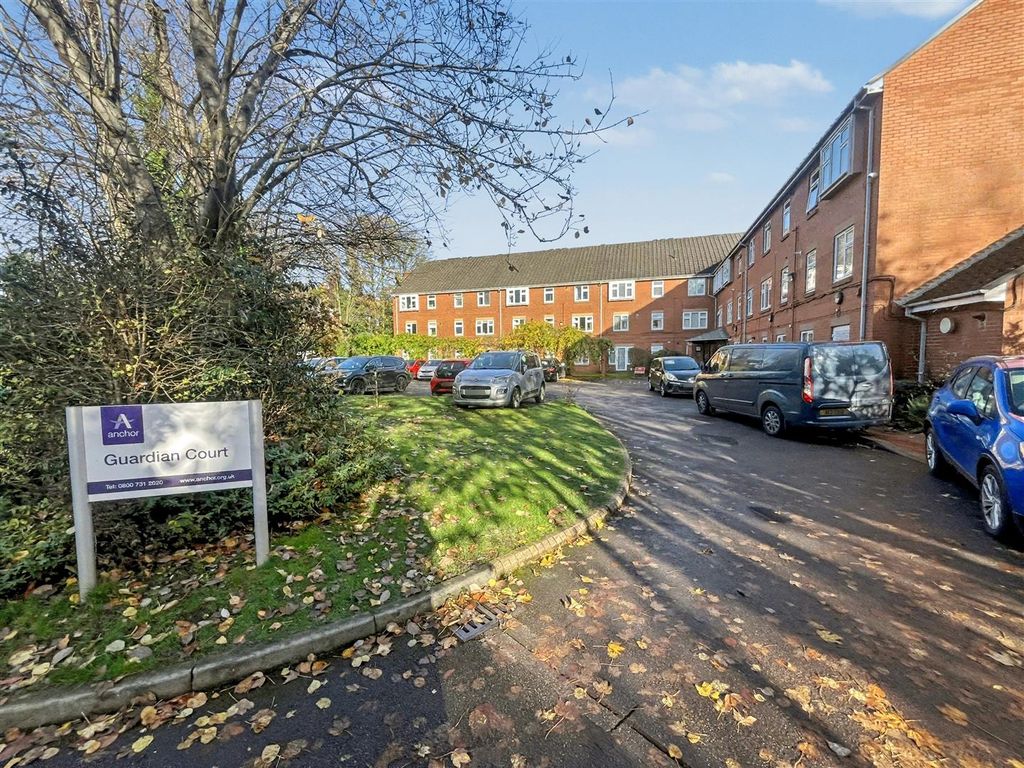 Property photo 2 of 18 Communal Entrance