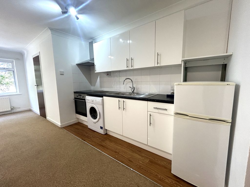 Property photo 3 of 10 Image00004