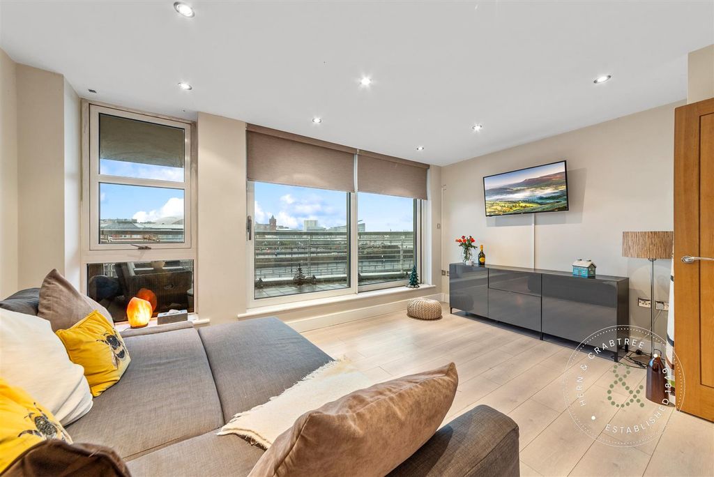 Property photo 2 of 21 Sovereign-Quay-11.Jpg