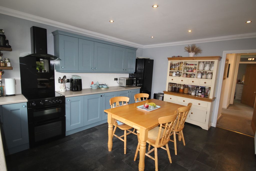Property photo 3 of 32 Kitchen
