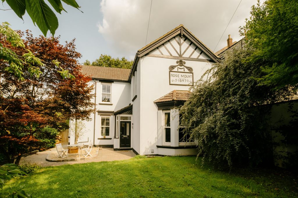 Property photo 2 of 30 Croft-Hastings-Hughendenroad-Exterior-5