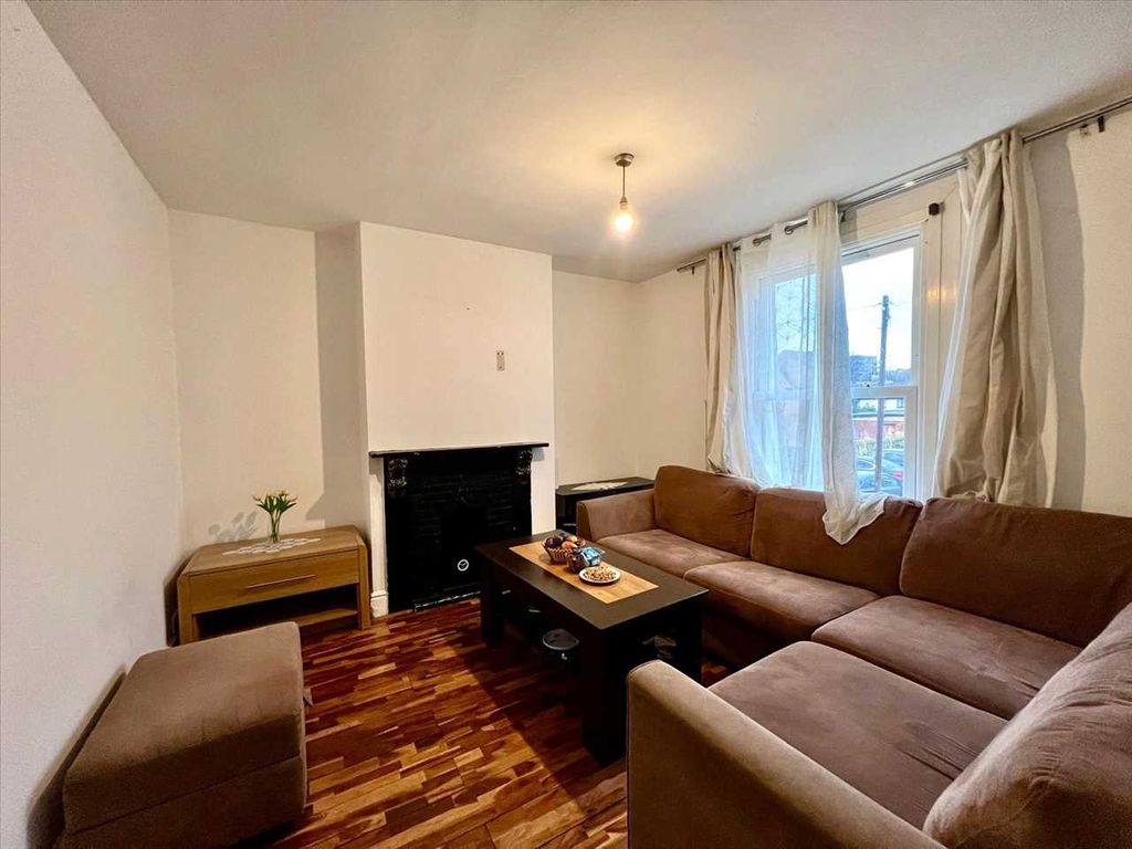 Property photo 2 of 8 Lounge