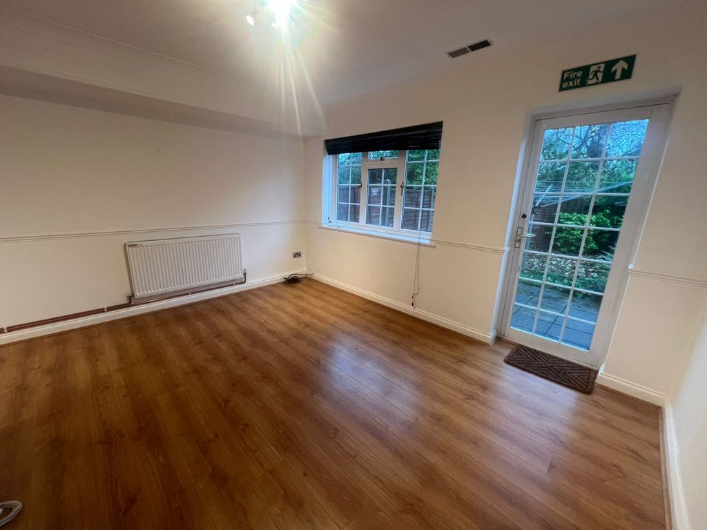 Property photo 1 of 8 Spacious Family Home With Modern Amenities