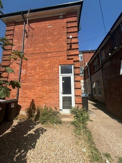 Property photo 1 of 6 1 Bed Semi-Detached To Rent Christchurch Road, Bournemouth Bh7