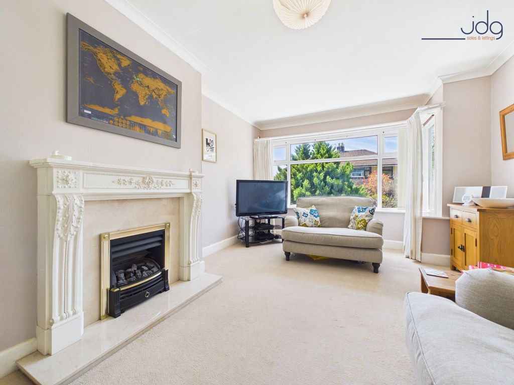 Property photo 3 of 16 Lounge
