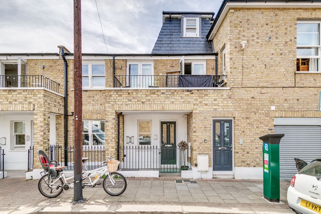 Property photo 1 of 18 71 Tonsley Hill, Wandsworth, London, Sw18 1Bw