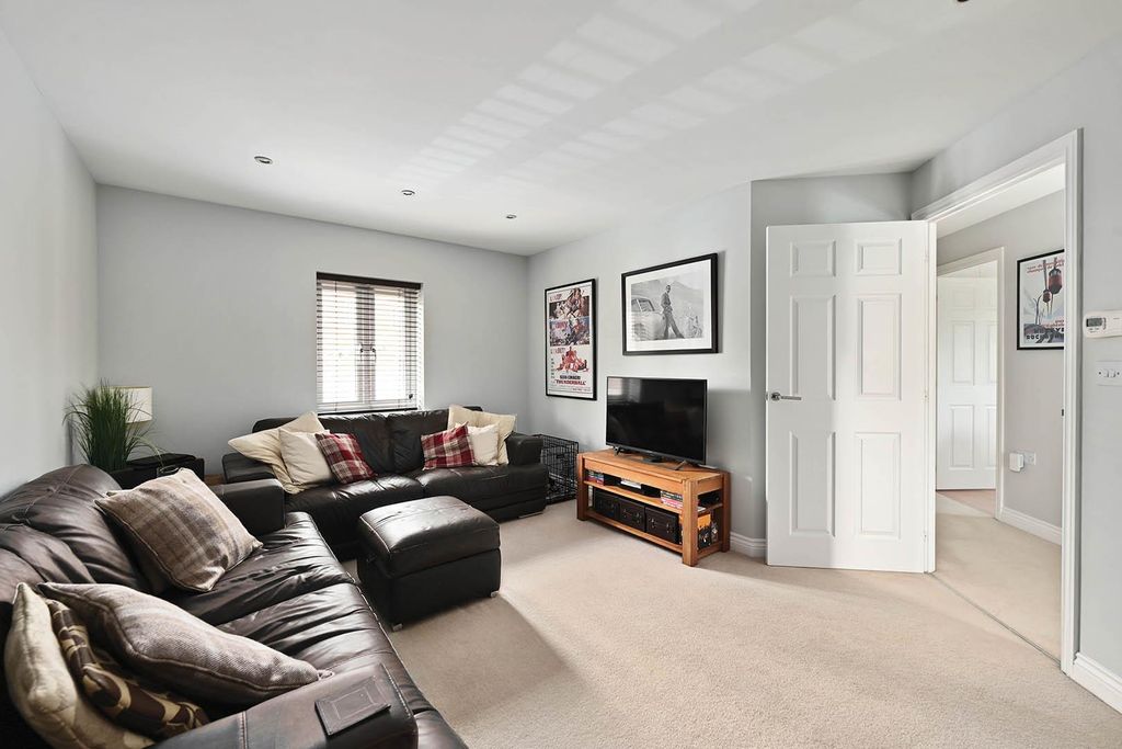 2 bed maisonette for saleCarter Drive, Basingstoke RG24 photo 4