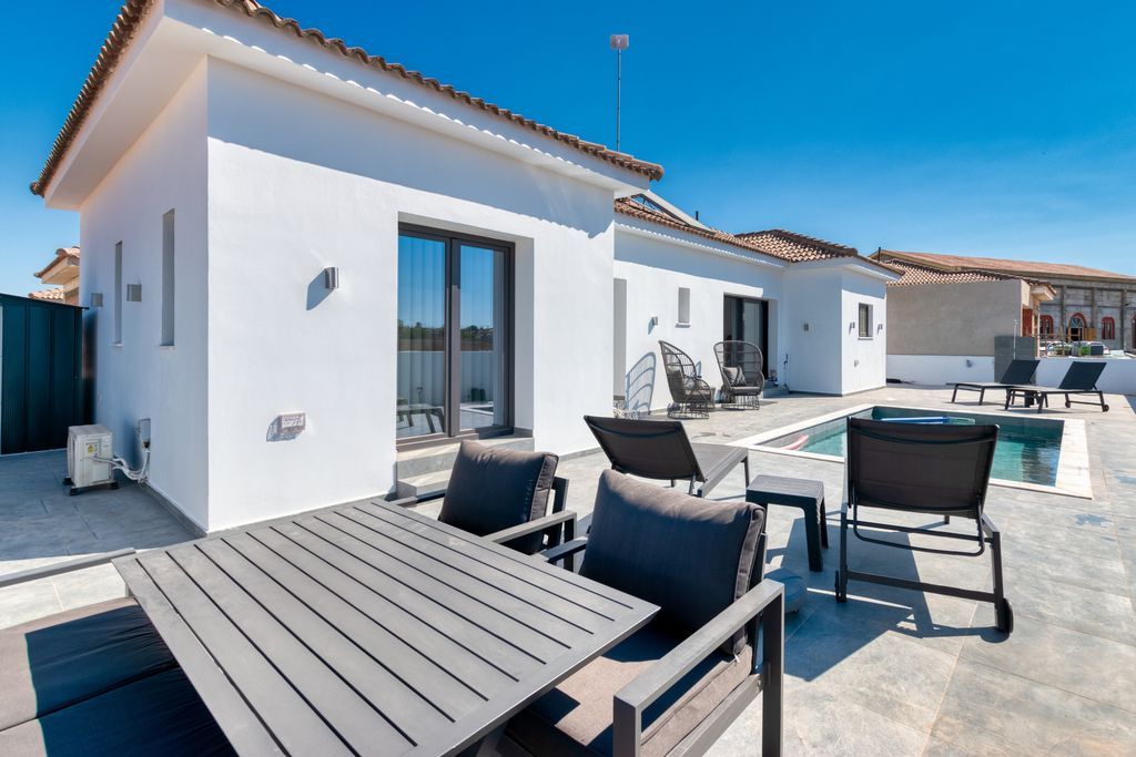 Property photo 1 of 12 Bungalow With Pool