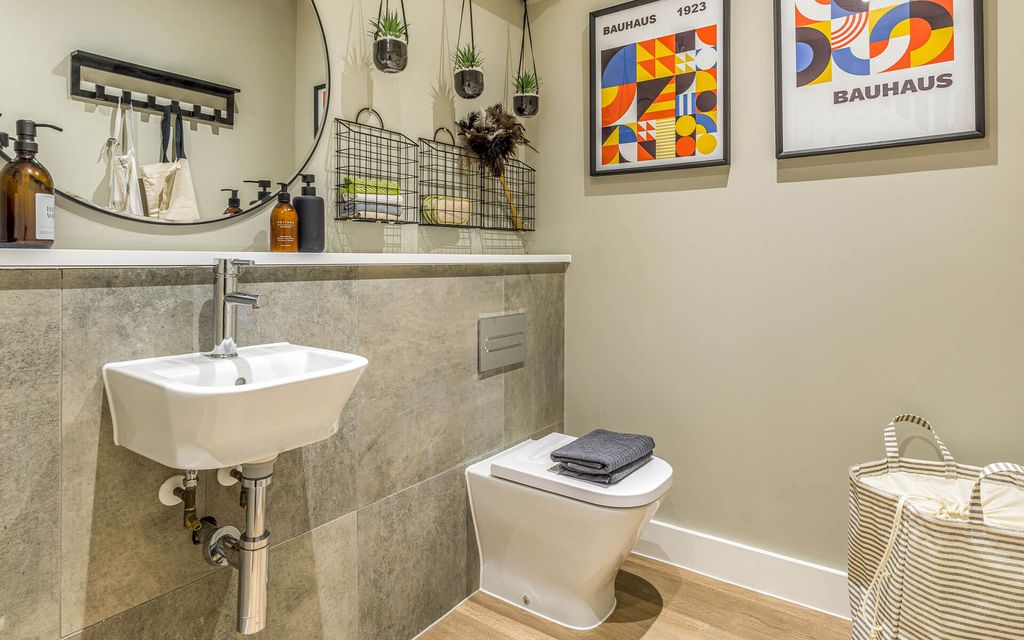 Property photo 2 of 14 Cloakroom