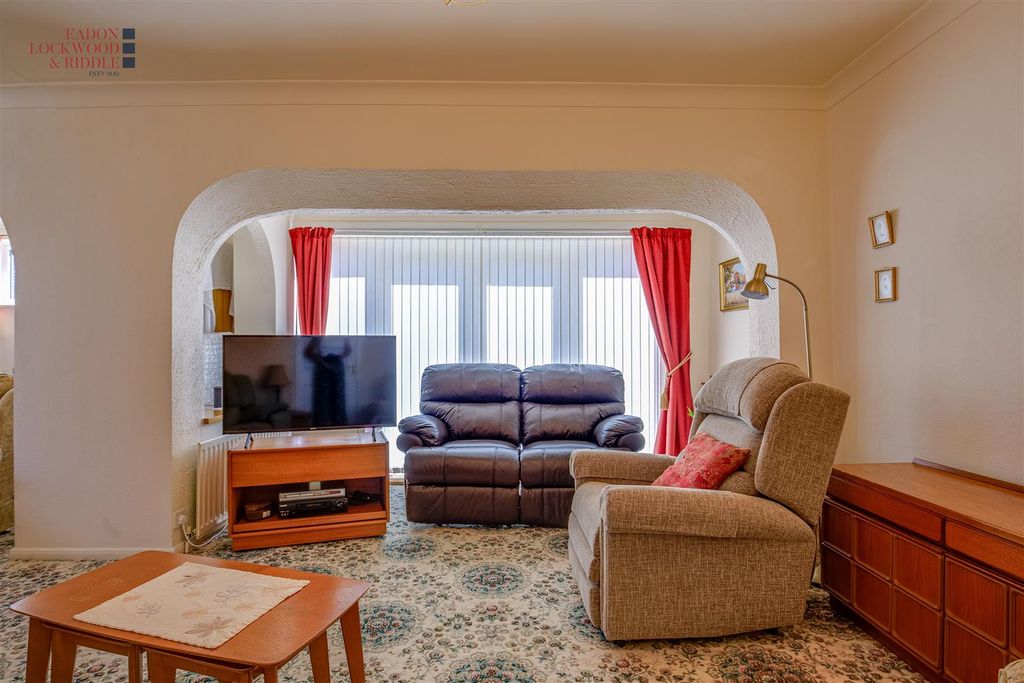 Property photo 3 of 26 Lounge