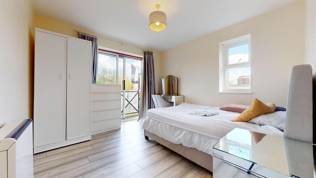 Property photo 3 of 12 Buy To Let Property For Sale At Isle Of Dogs, E14