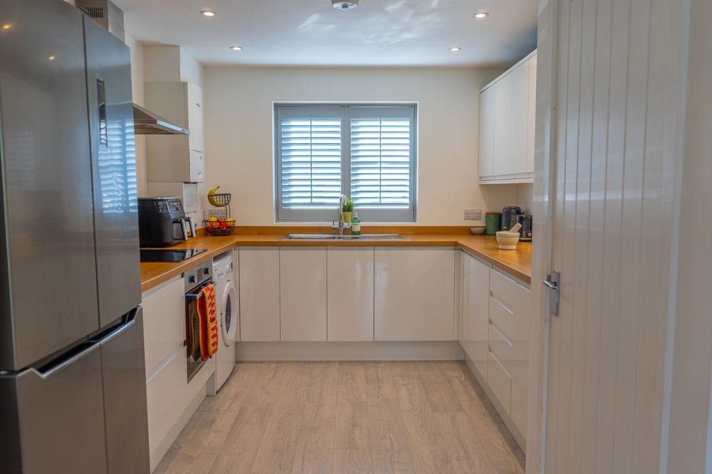 Property photo 2 of 12 Kitchen