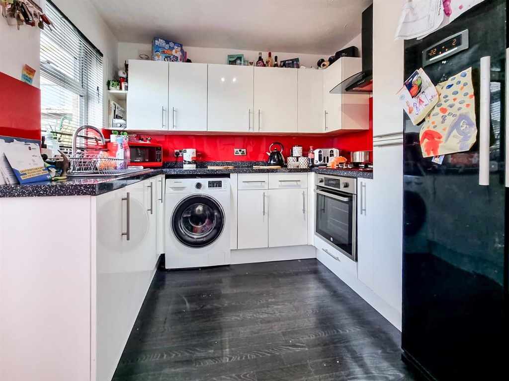 Property photo 2 of 9 Kitchen