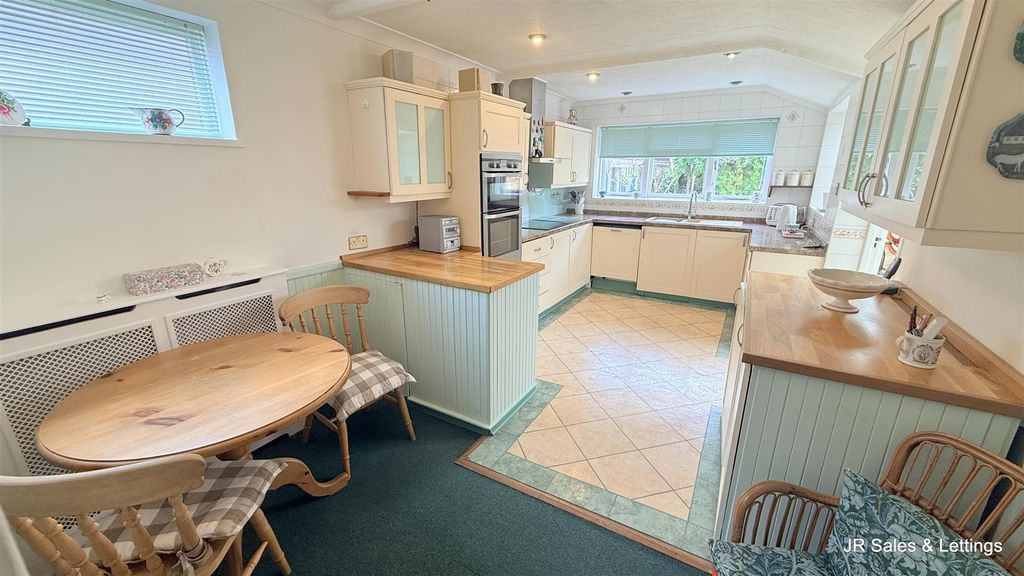 Property photo 3 of 18 Kitchen