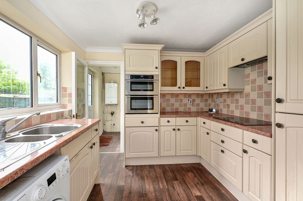 Property photo 2 of 10 Kitchen