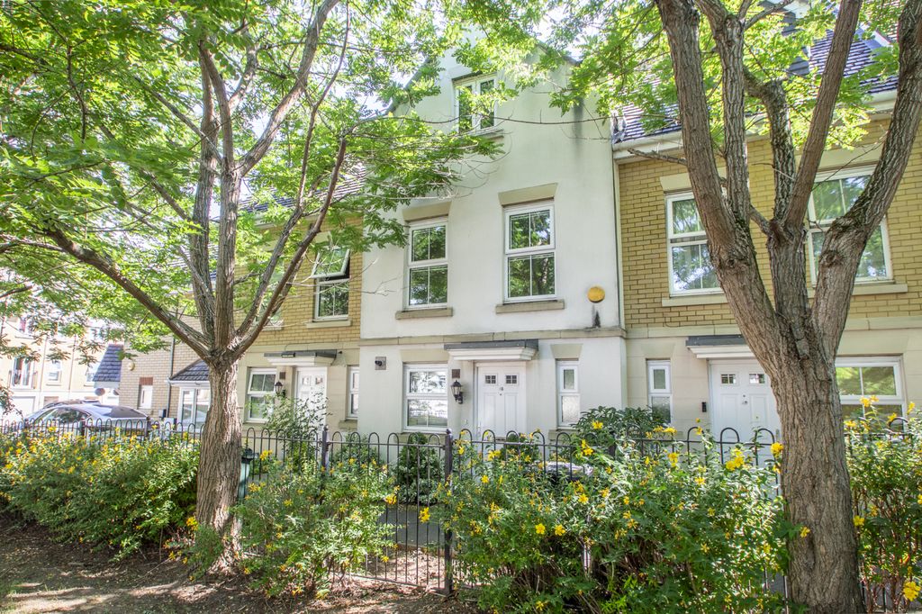 Property photo 1 of 16 Three Double Bedroom House In Dartford