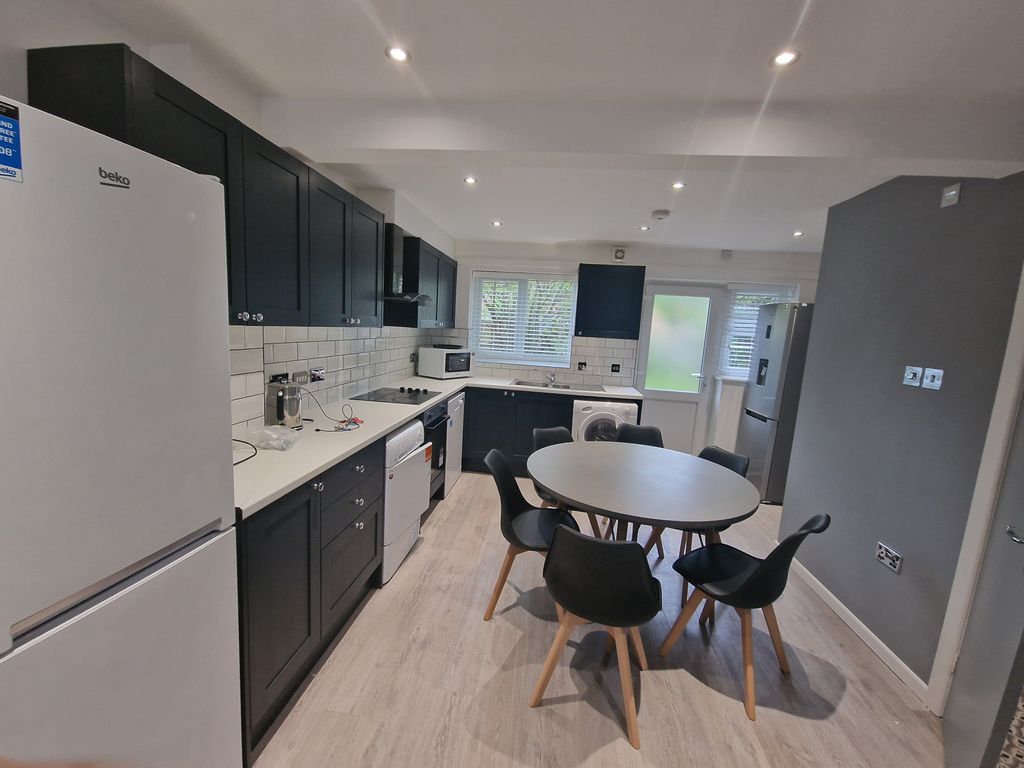 Property photo 3 of 7 Kitchen 1.1