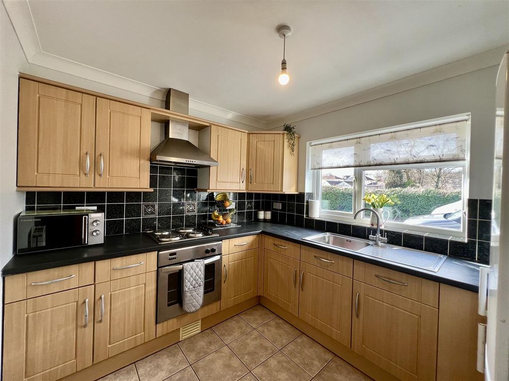 Property photo 3 of 16 Kitchen