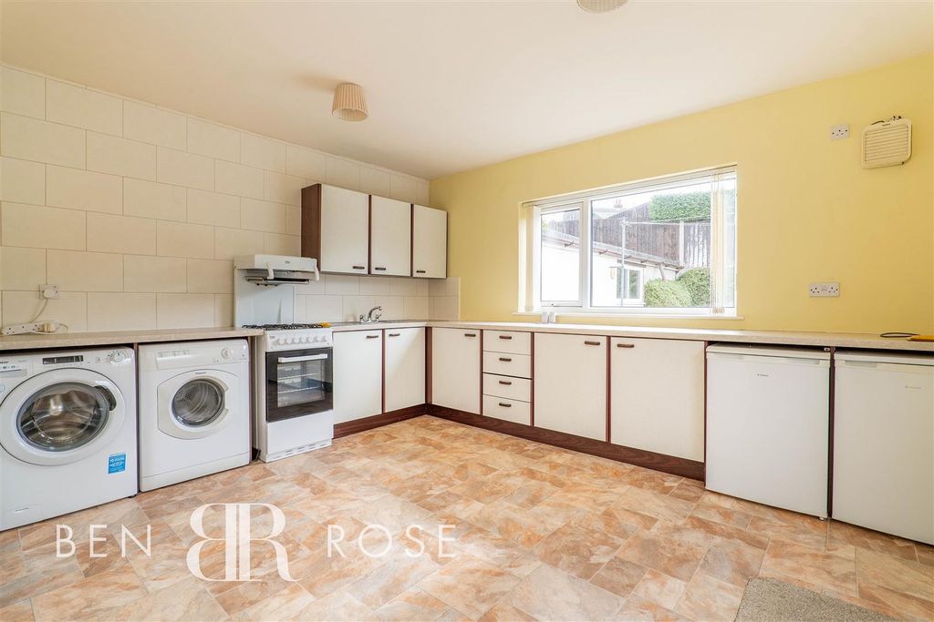 Property photo 3 of 21 Kitchen