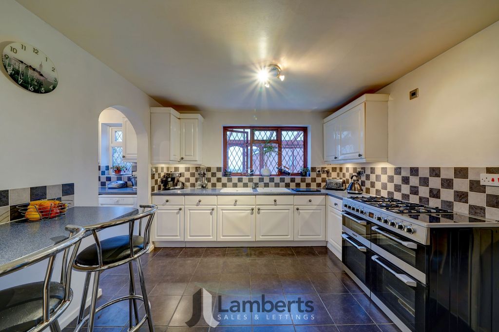 Property photo 3 of 33 Kitchen/Breakfast Room