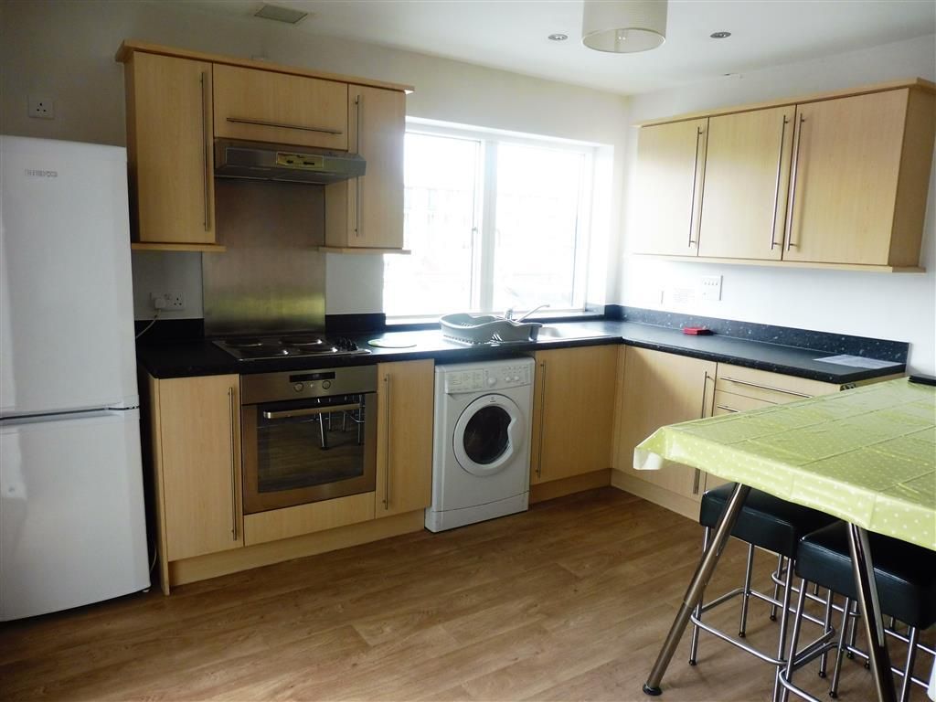 Property photo 3 of 10 Kitchen
