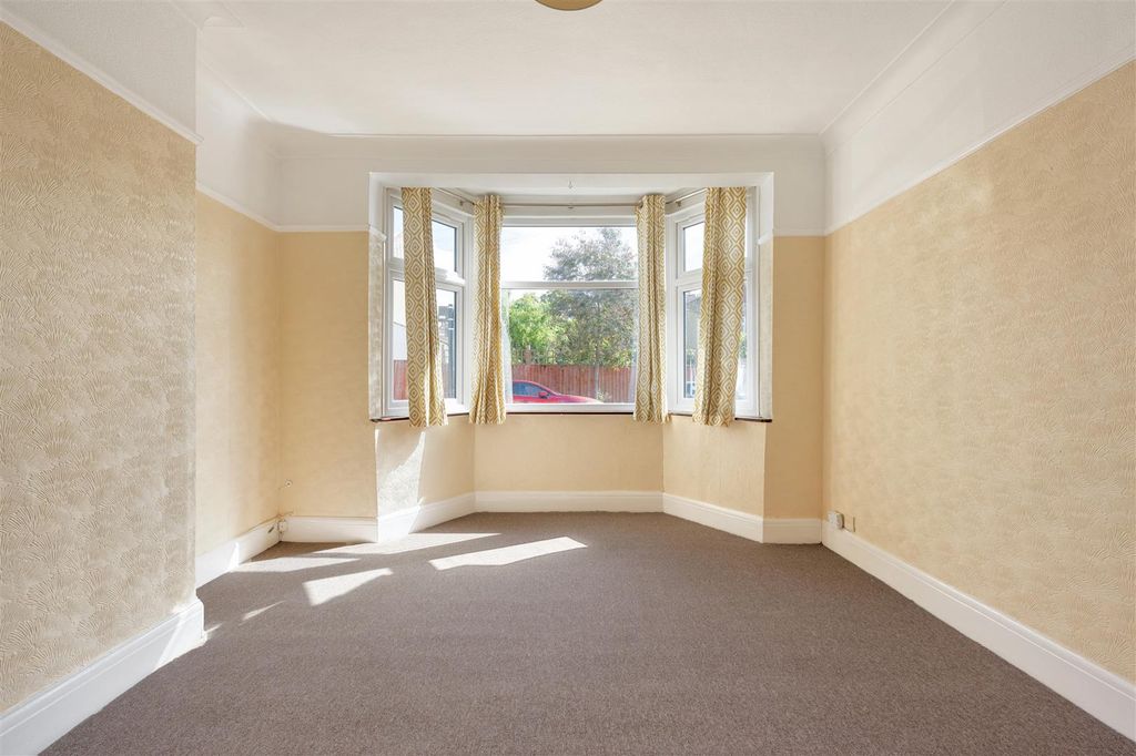 Property photo 2 of 29 Brookscroft Road, E17
