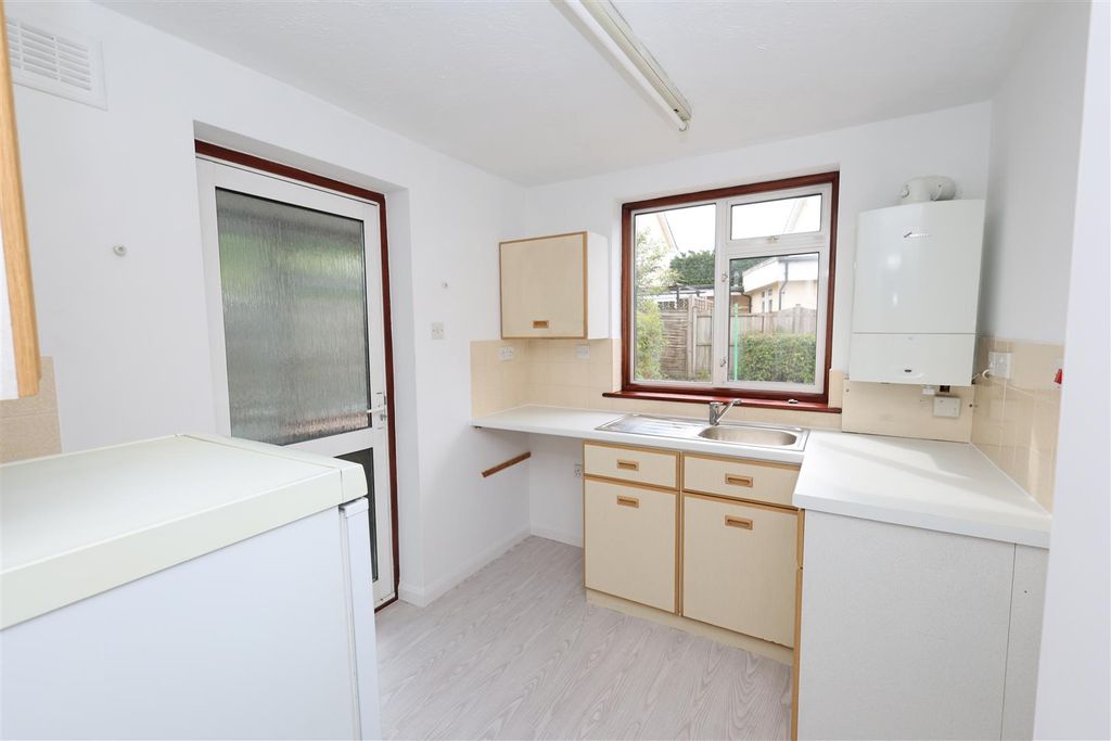 Property photo 3 of 17 Kitchen