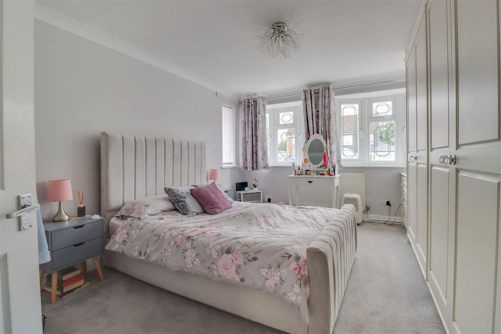 Property photo 2 of 15 142 Church End Lane Inside.Jpg