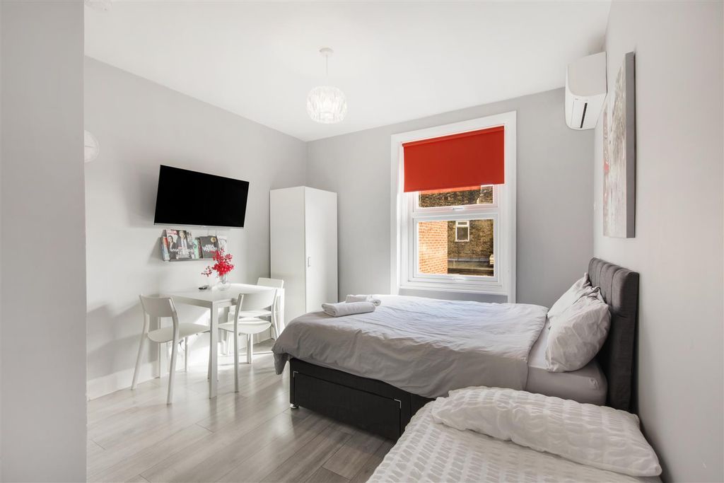Property photo 2 of 7 Double Aspect Studio Room