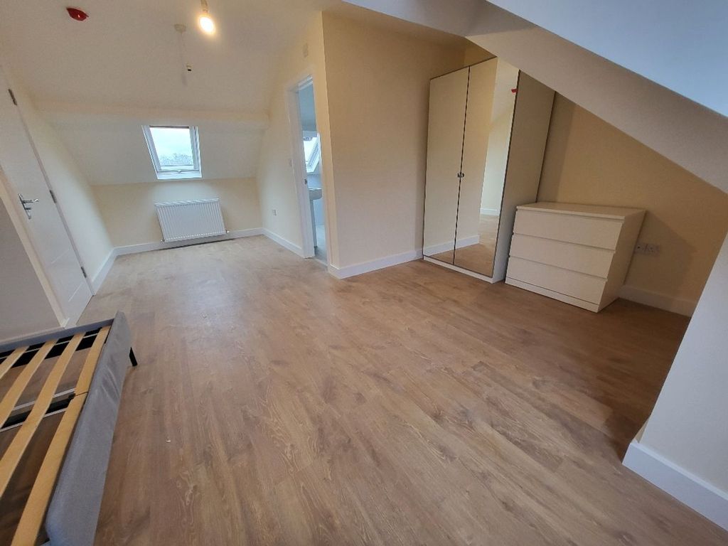Property photo 2 of 11 Spacious Double Bedroom Featuring Ample Natural li...