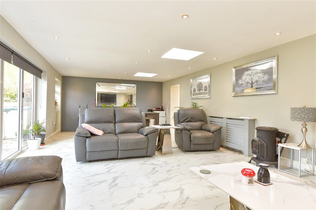 Property photo 3 of 14 Lounge