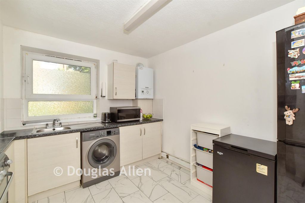 Property photo 2 of 7 Kitchen