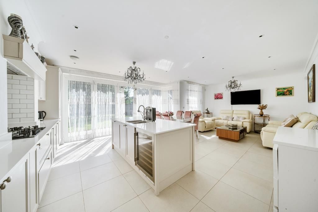 Property photo 3 of 23 Kitchen