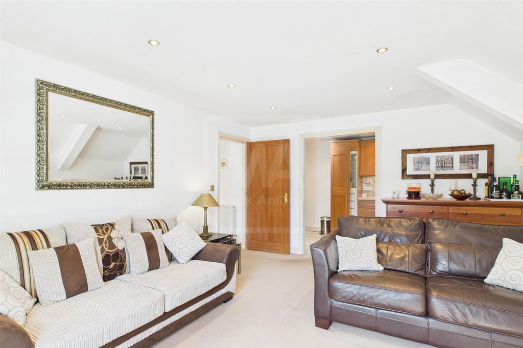 Property photo 3 of 15 Lounge