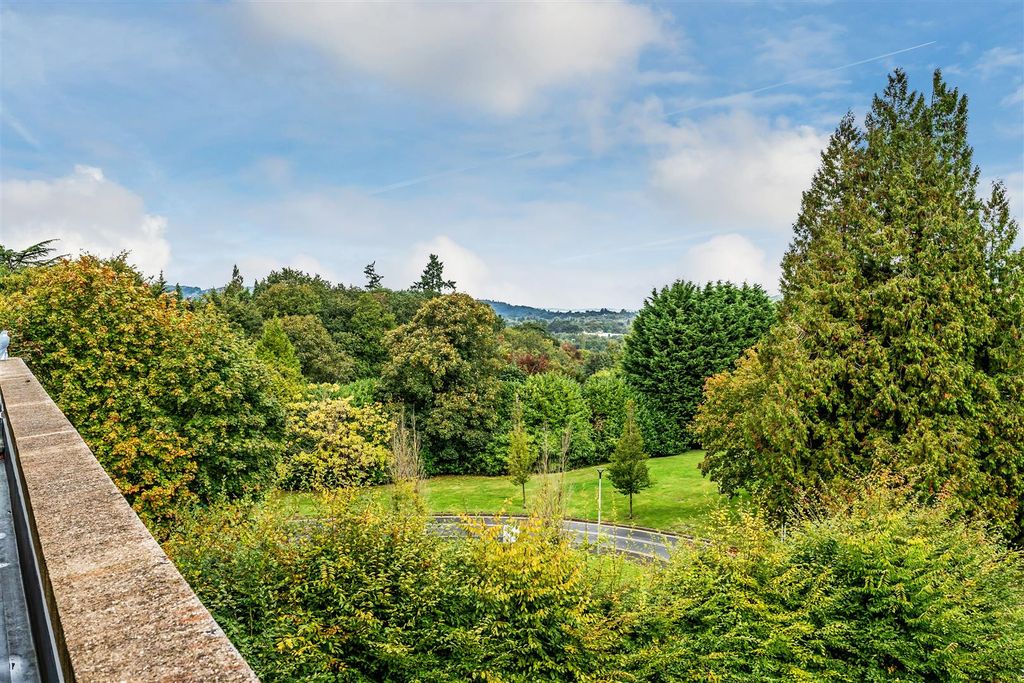 Property photo 2 of 12 34-Deepdene-House-22.Jpg