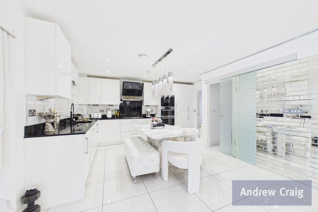 Property photo 3 of 25 Dining Kitchen