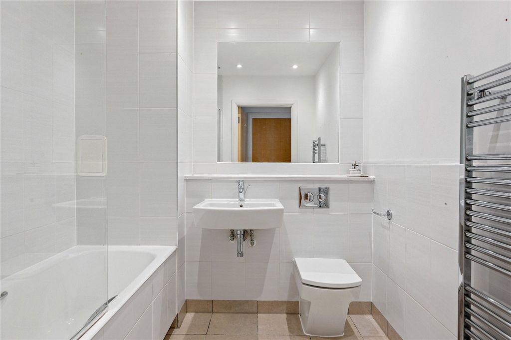 Property photo 3 of 19 Bathroom
