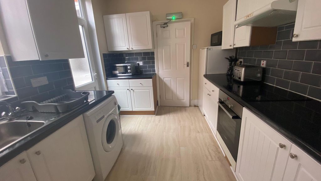 Property photo 3 of 10 Kitchen