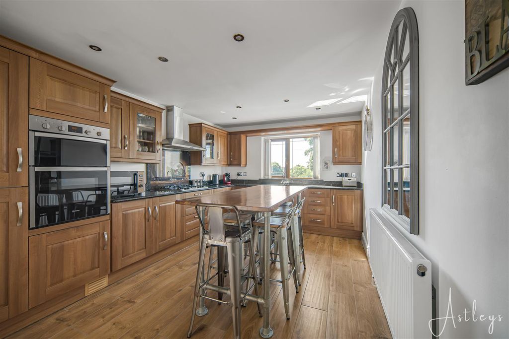 Property photo 3 of 29 Kitchen/Breakfast Room